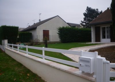 Clôture contemporaine lames verticales ajourée