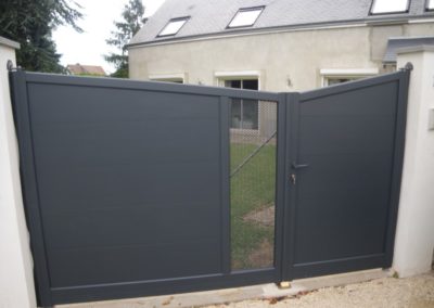 PORTAIL CONTEMPORAIN EN ALU BATTANT SUR MESURE