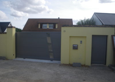 PORTAIL CONTEMPORAIN EN ALU SUR MESURE