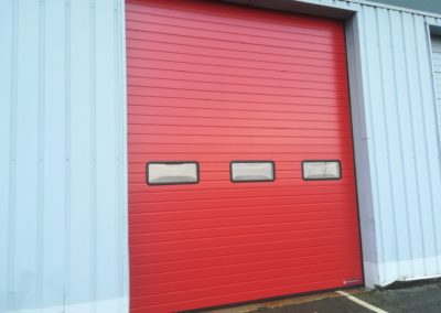 PORTE DE GARAGE SECTIONNELLE INDUSTRIELLE AVEC HUBLOTS