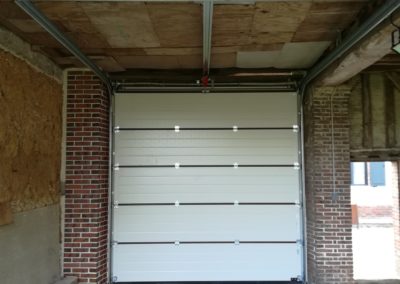 Vue intérieure porte de garage sectionelle motorisée