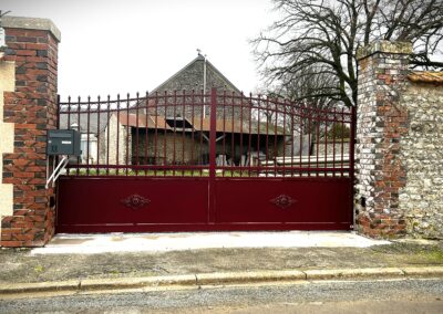 forme chapeau de gendarme, finitions gouttes d'au, RAL 3005 MAT, décoration intermédiaire et haute avec ronds diamètre 100mm, tôle en soubassement avec rosaces, dimensions EP 4010 X HT côté pilier 1800