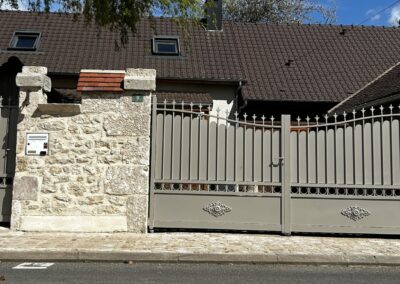 Portail battant en Alu, fabrication LAMY modèle Moulin et son portillon assorti, forme haute chapeau de gendarme inversé, finition fleurs de Lys